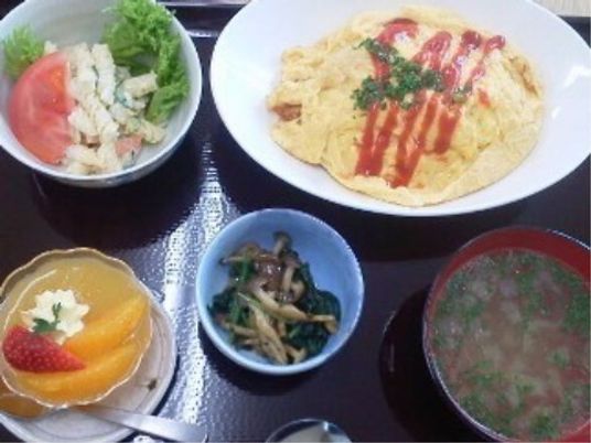 彩り豊かな食事の様子