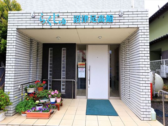 エントランスの彩り豊かな植物
