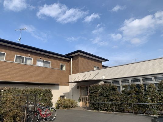 青空の建物外観  