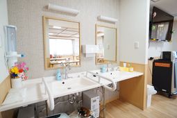 清潔な洗面台と鏡