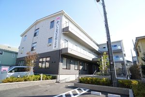 明るい日差しの外観