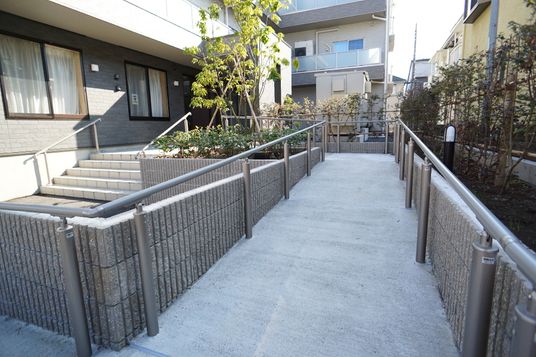 エントランスのスロープ通路