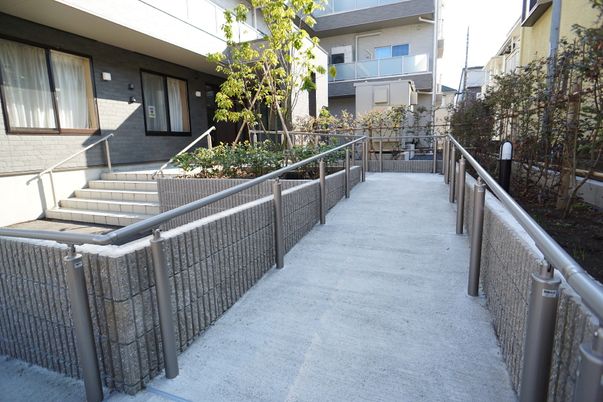 エントランスのスロープ通路