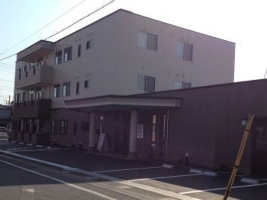 広々とした建物外観
