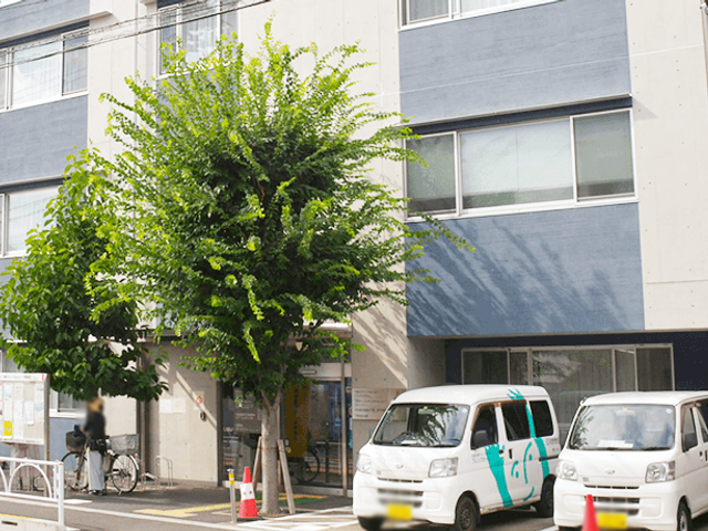 青と白の外観建物 外観 植栽が豊かな建物の外観です。働く環境としても落ち着いた雰囲気が感じられます。