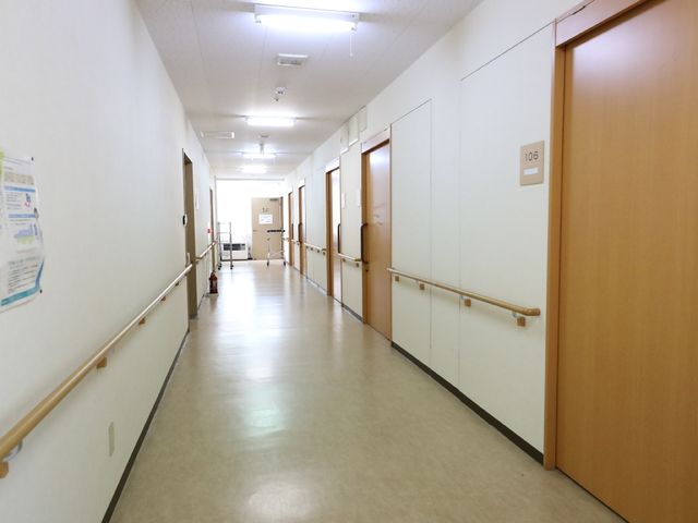 廊下の明るいイメージ 廊下 ゆったりとした廊下は明るく、手すりが整備されており、安全に移動できる環境が整っています。