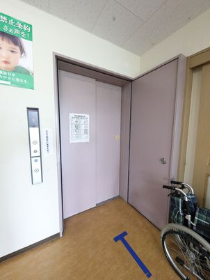 バリアフリーエレベーター入口