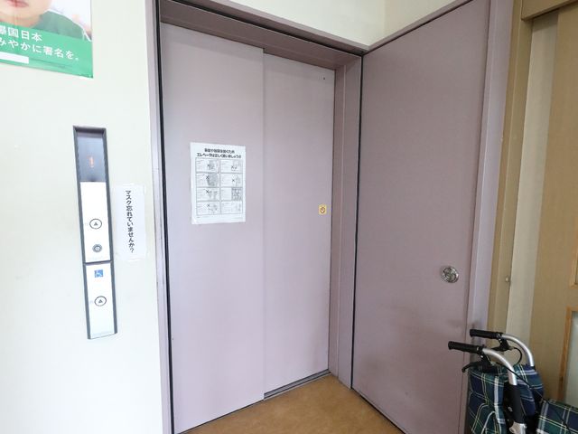 バリアフリーエレベーター入口 エレベーター ゆったりとしたエレベーターの入口は、車椅子の方でも安心してご利用いただける設計です。快適に移動できる環境が整っています。