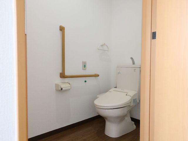 バリアフリートイレ トイレ 手すり付きで安全を配慮したトイレです。使いやすさを追求した設計で、働く環境も整っています。