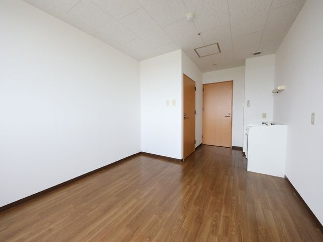 清潔な広々とした居室 居室 明るく、清潔感のある広い個室は、ゆったりと自分の時間を過ごせる空間です。プライバシーに配慮された落ち着きのある設計となっております。