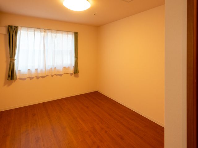広々とした明るい居室 居室 ゆったりとした造りの居室は、自分の好みに合わせてアレンジが可能です。明るい窓辺で、穏やかな時間を過ごせる空間です。
