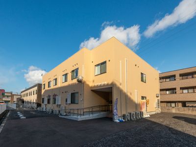 黄色い壁の建物外観