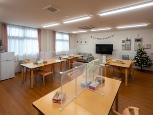 明るい共有ダイニングスペース