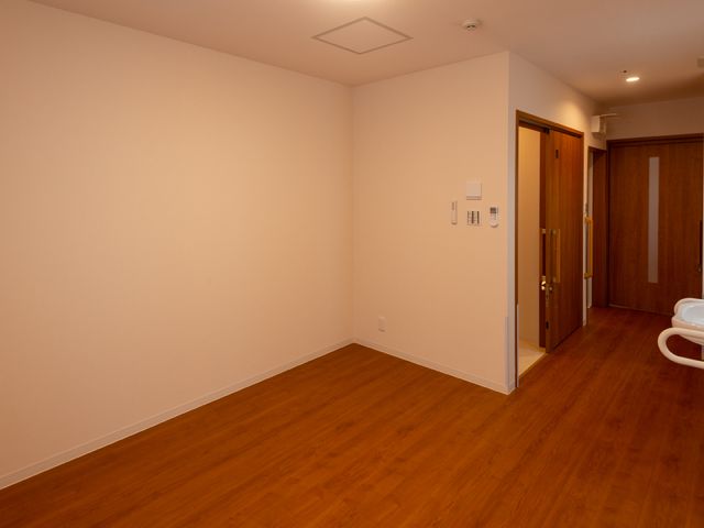 居室の構造と広さ 居室 床材に木目が映える落ち着いた雰囲気の居室です。利便性に配慮した設計が、快適な生活空間を創り出しています。