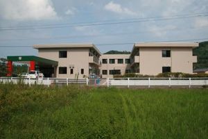 広々とした建物外観