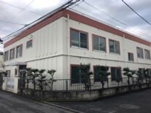 白い建物の外観