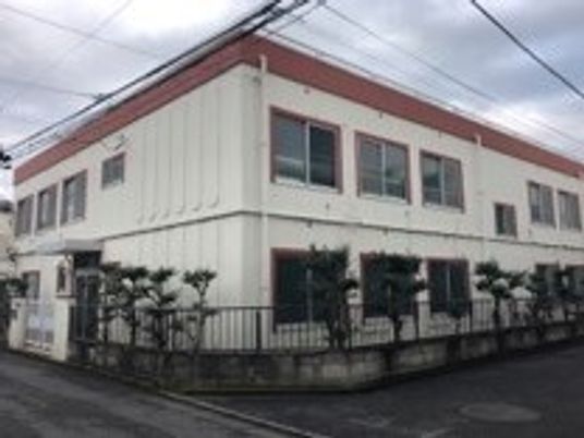 白い建物の外観