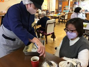 職員の温かいケアを見る場面