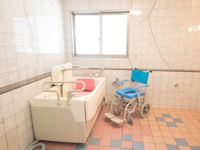 ケア用バス設備と車椅子