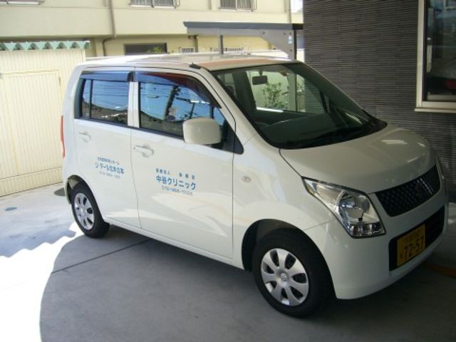 施設用送迎車両 介護車 快適な送迎を実現する専用車両が備わっており、ご利用者様の外出支援も万全です。利用者との心温まる時間を大切にする、そんな職場環境がここにはあります。
