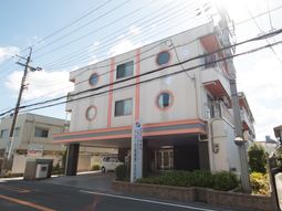 明るい色の建物外観