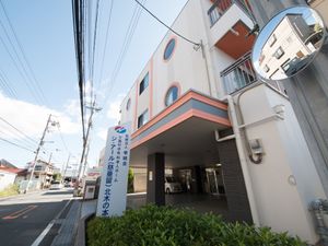 建物の外観と看板