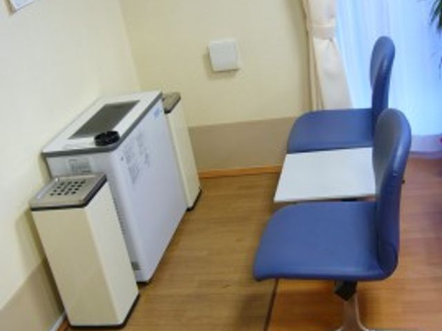 机と椅子のある部屋 待合スペース 清潔感のある休憩スペースです。落ち着いた色の椅子で、ゆったりとした時間を過ごせます。