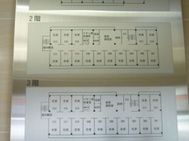 案内掲示の配置図 館内の見取り図 手に取るようなわかりやすさの案内掲示は、初めての方でも迷うことなく施設内をご案内できるように工夫されています。