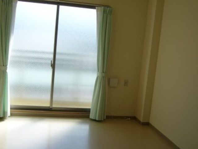 広々とした洋室の一角 居室4 ゆったりとしたスペースが魅力の居室です。採光を多く取り入れた空間で快適な時間をお過ごしいただけます。