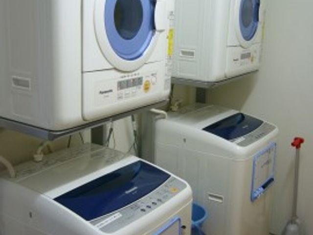 清潔な洗濯機設備 洗濯室 清潔で使いやすい洗濯スペースが設けられ、日々の生活に便利さを提供します。自由に使えるコインランドリーで、ご就業をご検討の方にも安心です。