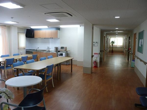 広々とした食堂と廊下