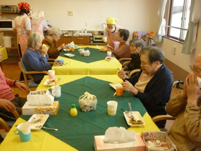 利用者の食事風景 レクリエーション風景2 ゆったりとした食堂で、利用者が楽しげに食事をされています。この場所で、温かい交流が生まれる様子が伺えます。