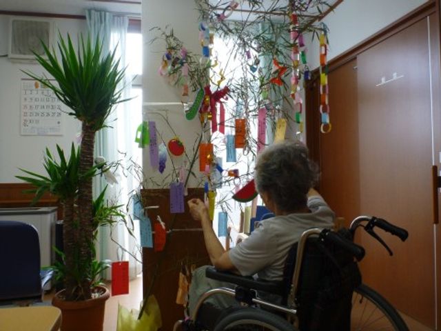 車椅子の方と装飾植物