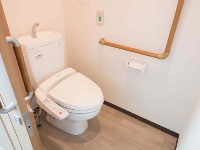 バリアフリートイレ設備 トイレ 手すり付きで安全に配慮された快適なトイレ空間です。毎日の利用がしやすいよう工夫がされています。