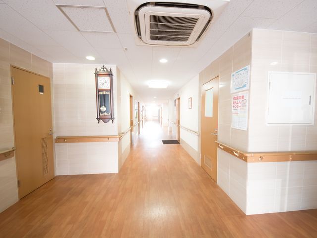 明るく広々とした廊下 通路 開放感のあふれる廊下は、従業員の方々の足取りも軽やかです。ゆったりとした空間でお仕事に臨みませんか。