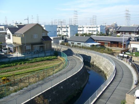 静かな住宅街と中庭
