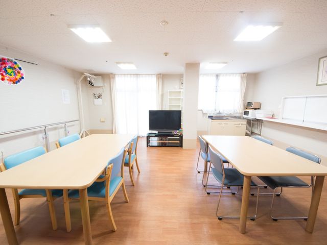 共有スペースの様子 共有スペース 清潔感溢れる広々とした食堂です。ゆとりあるテーブル配置で、快適な食事や交流の場を提供しています。