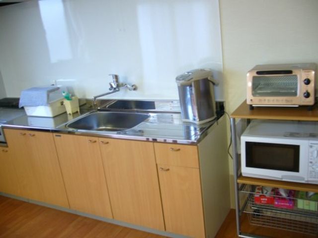 整備された清潔なキッチン 台所 キッチンは広々として清潔感があり、日常のお料理作りに必要な設備が整っています。快適な環境での料理が楽しめます。
