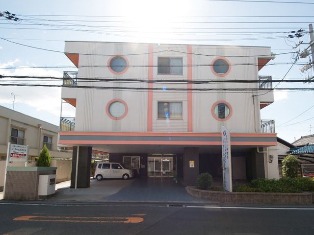 日差しの眩しい外観 外観 陽光溢れる清潔感のある施設です。広々としたエントランスが印象的で、明るい未来を予感させます。