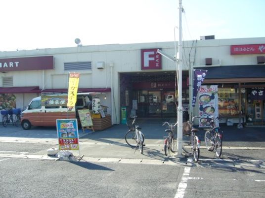 外観のコンビニエンスストア