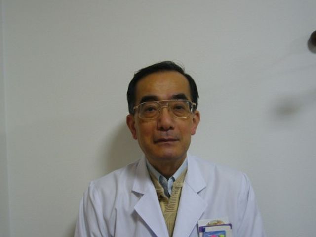 白衣を着た男性スタッフ 中谷クリニック理事長の矢原氏 経験豊富そうなスタッフが心強い印象を与え、安心感を提供していそうです。専門的な知識で支える職場です。