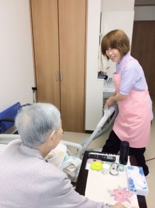 笑顔で介助するスタッフ
