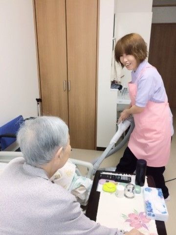 笑顔で介助するスタッフ