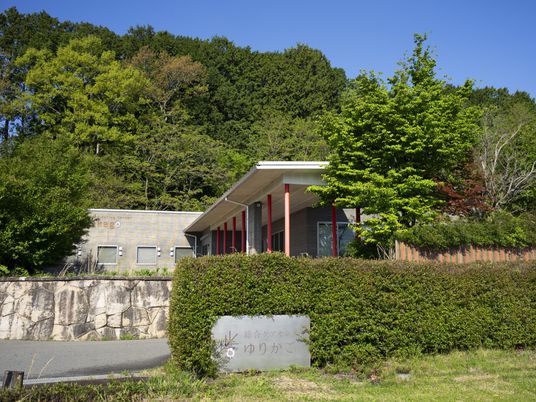 緑に囲まれた外観  