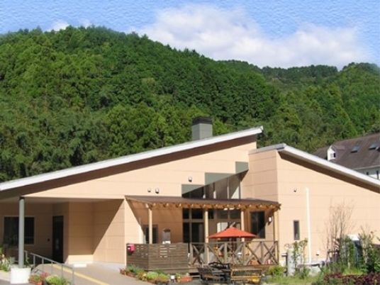 緑に囲まれた施設外観