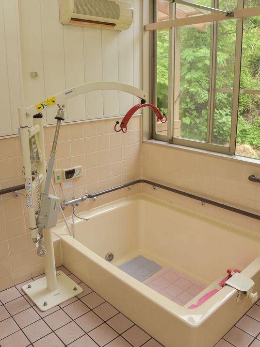 介護用の浴槽とリフト