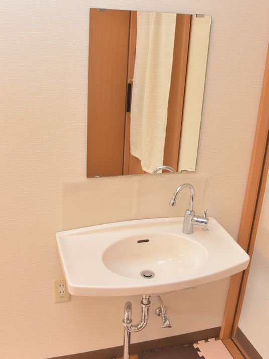 清潔な洗面台と鏡