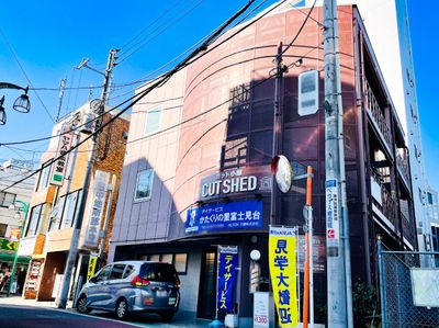 街中の建物外観