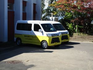 送迎車が並ぶ外観  