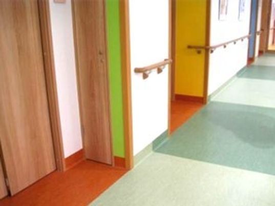 カラフルな扉の廊下